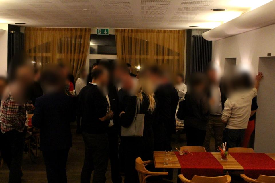 Apéritif debout au restaurant
