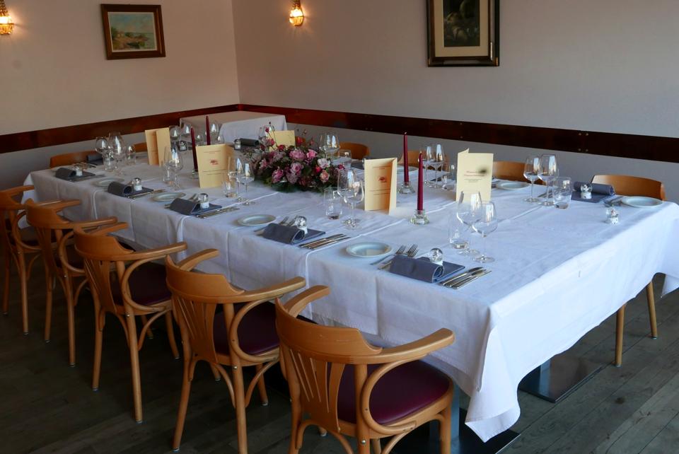 Longue table fleurie, menus et chandelles