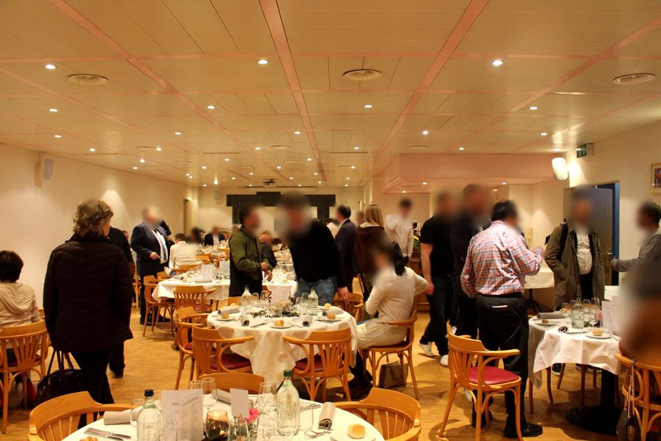 La grande salle pleine lors d'un banquet