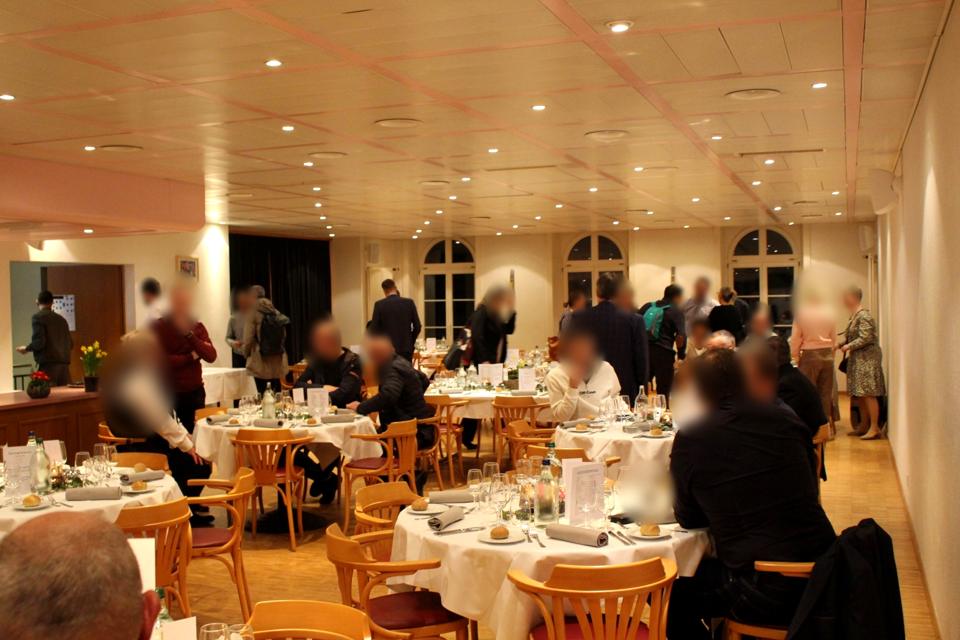 Banquet dans la grande salle du premier étage, tables rondes