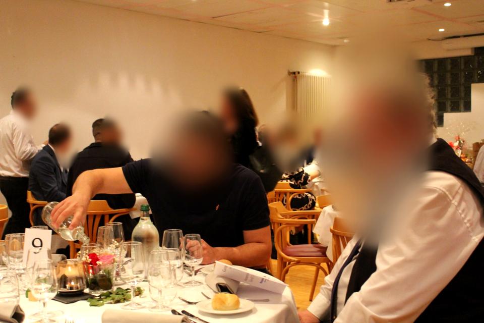 Service du vin lors d'un banquet