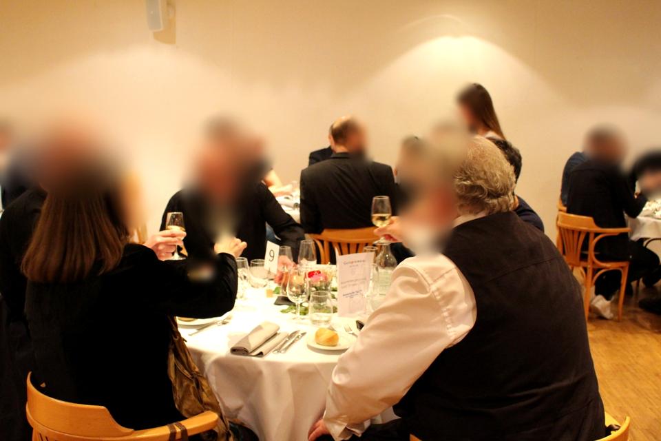 Une tablée lors d'un banquet dans la grande salle