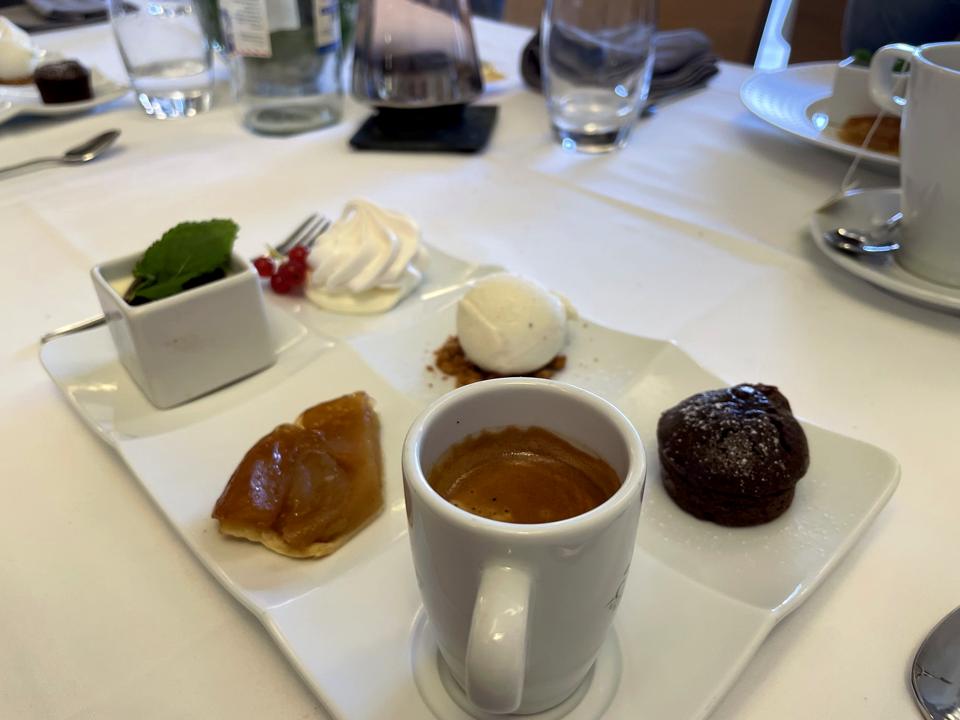 Café gourmand et ses mignardises