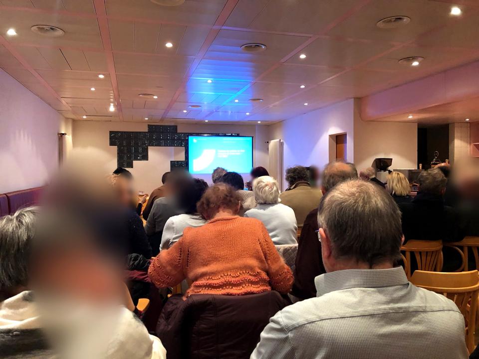 Présentation sur grand écran avant le repas