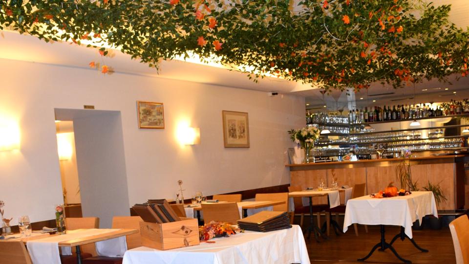 Le bar et le décor d'automne