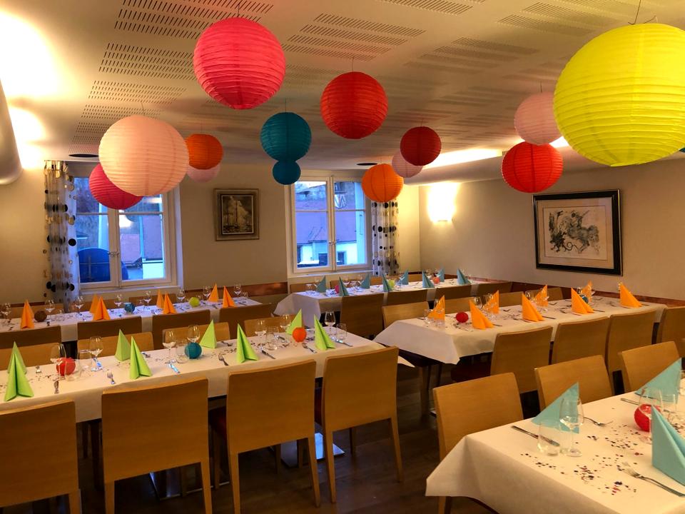 Salle décorée de lampions pour une fête