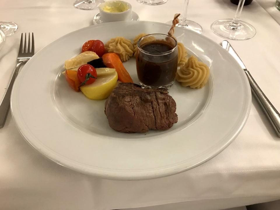 Filet de bœuf et sa sauce, servi en banquet