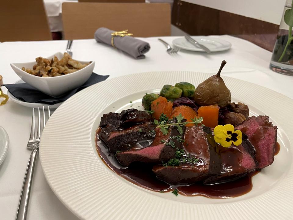 Gibier tranché, poire et légumes d'automne