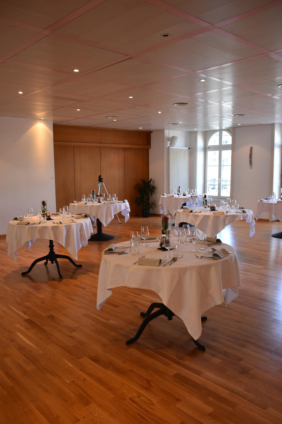 La grande salle du premier étage, tables rondes et parquet