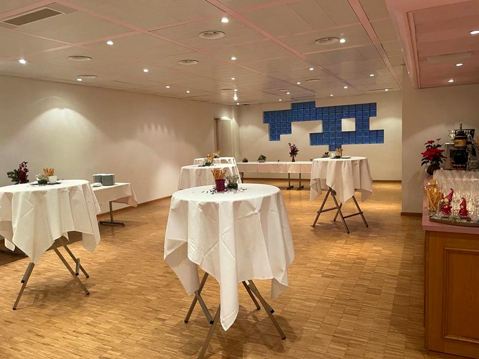 La grande salle en configuration cocktail, mange-debout nappés