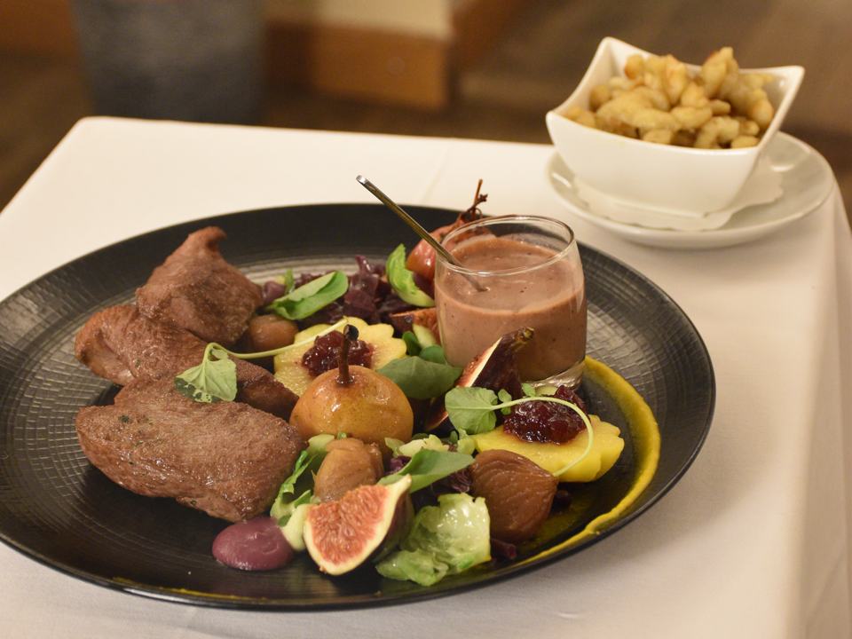 Médaillon de chevreuil, sauce aux cerises, spätzli et garniture de chasse