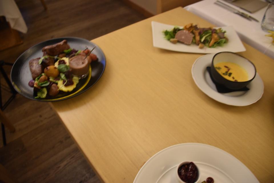 Un menu de chasse en trois plats sur la table
