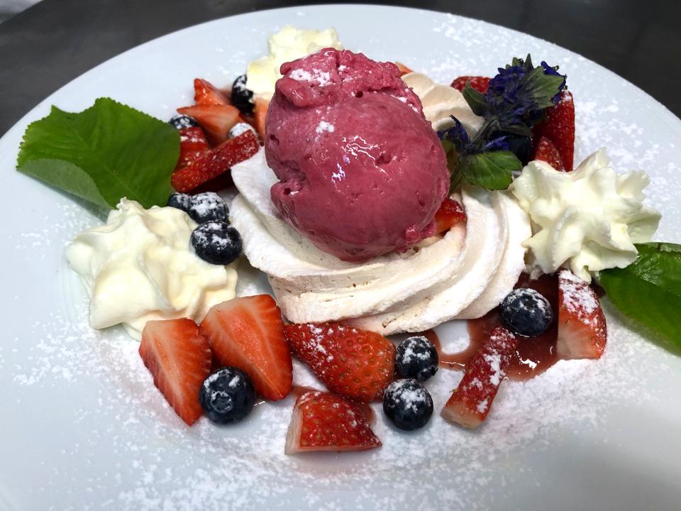 Meringue glacée et fruits rouges