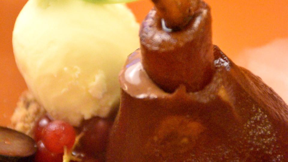 Poire pochée au vin rouge, glace vanille