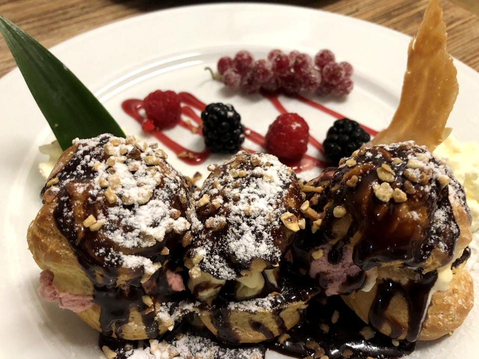 Profiteroles au chocolat et fruits rouges