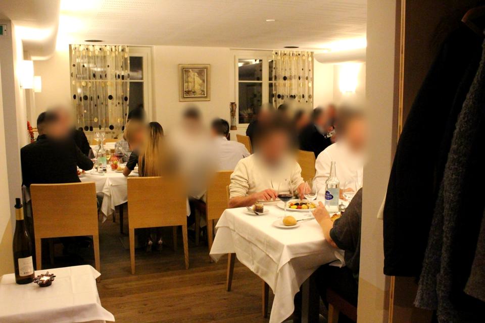 Un repas de groupe au rez-de-chaussée