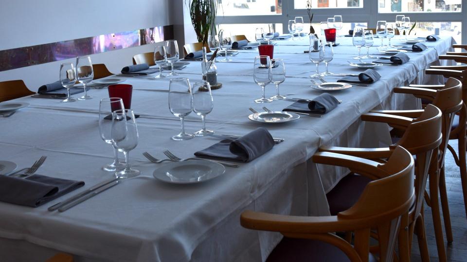 La salle des arcades dressée pour un banquet