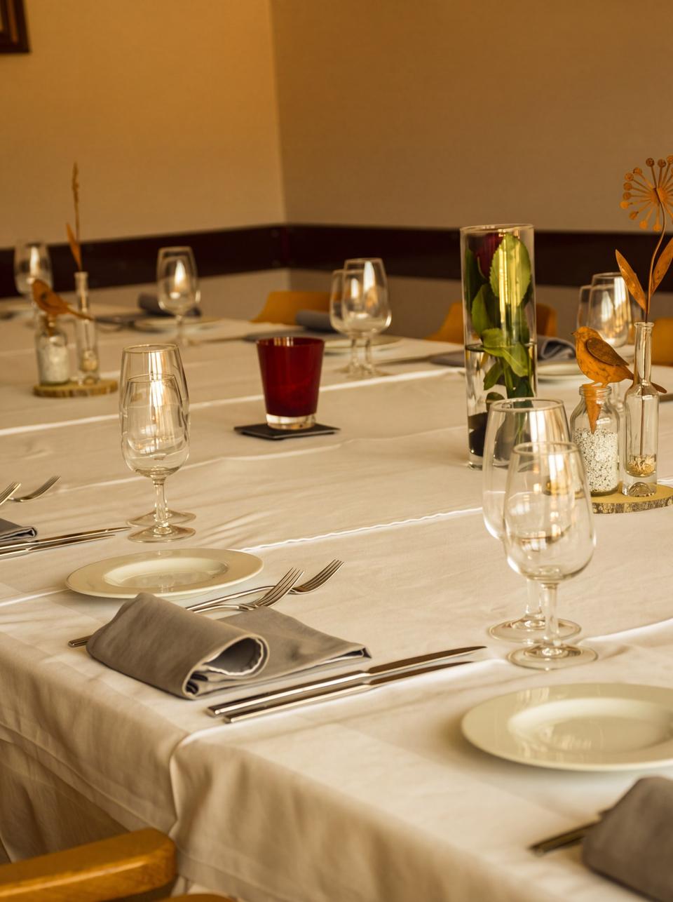 Table dressée, verres et bougie