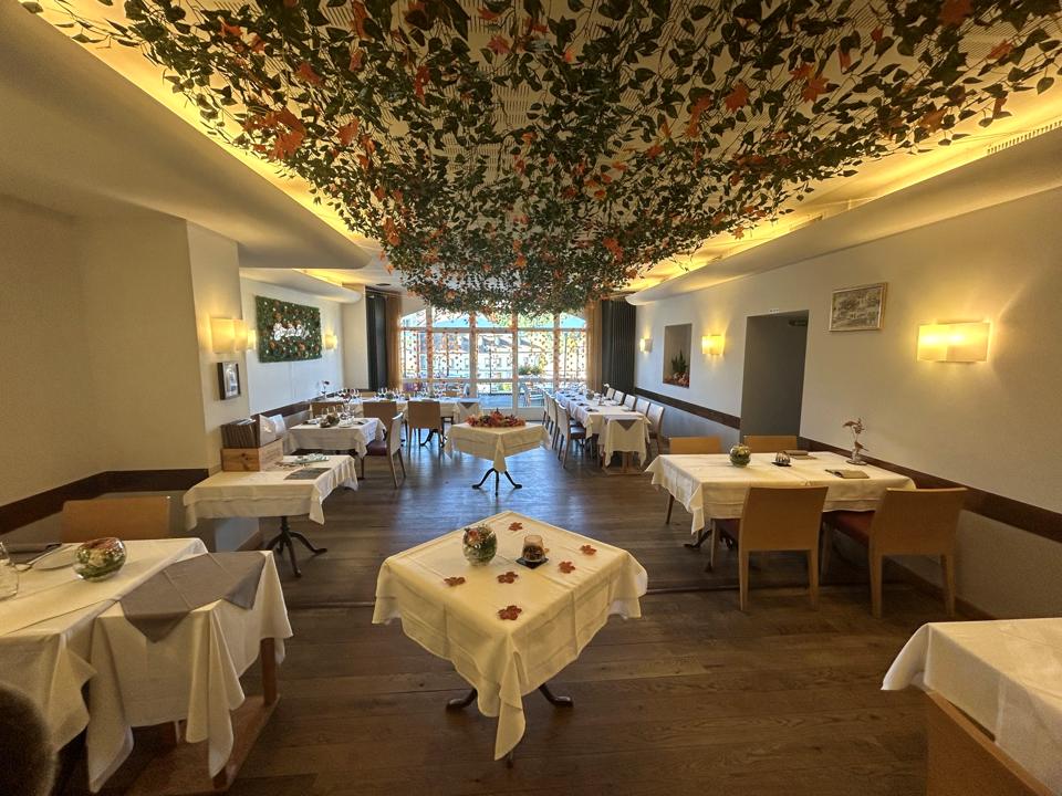 La salle du restaurant sous son plafond végétal