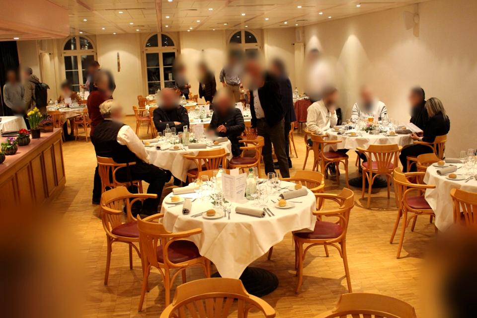 Tables rondes dressées avec les menus dans la grande salle