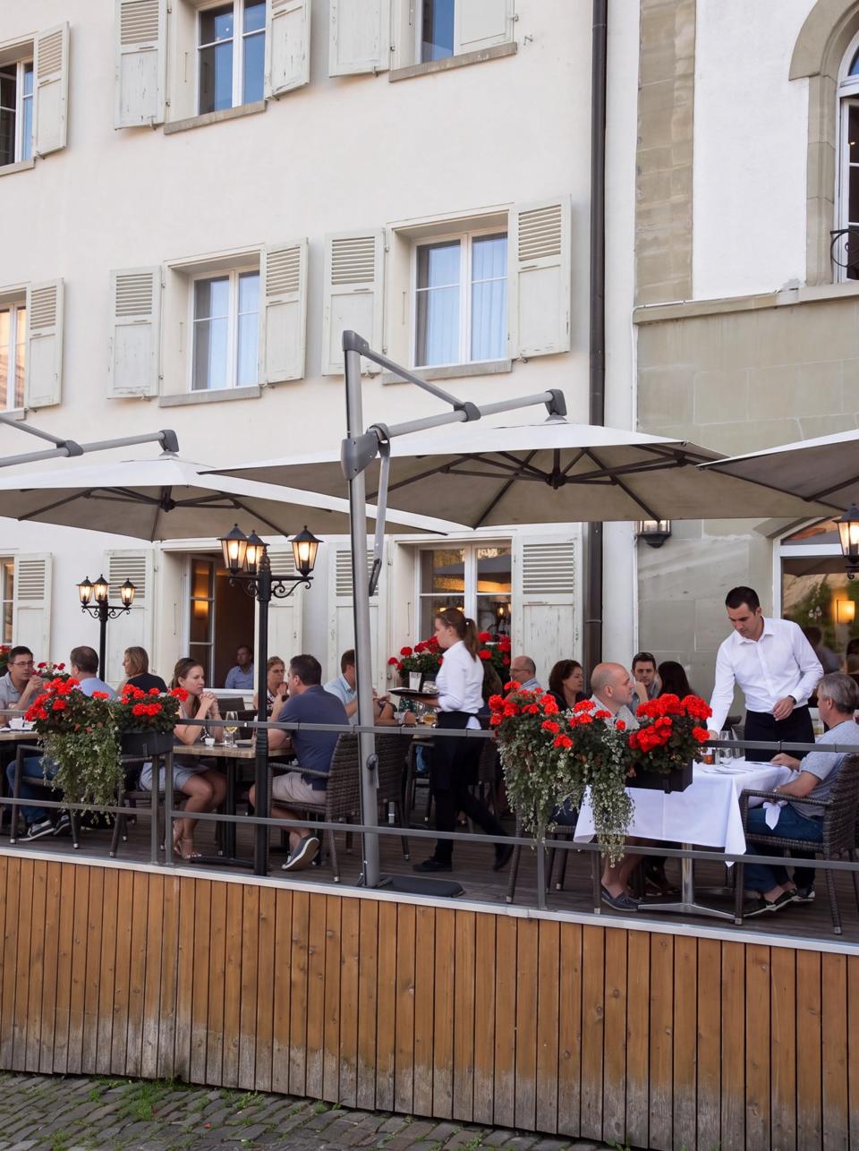 La terrasse et sa véranda fleurie