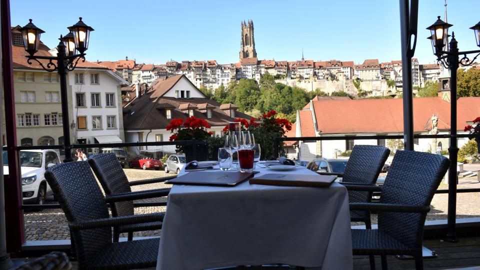 La terrasse de la Brasserie de l'Épée face à la cathédrale de Fribourg
