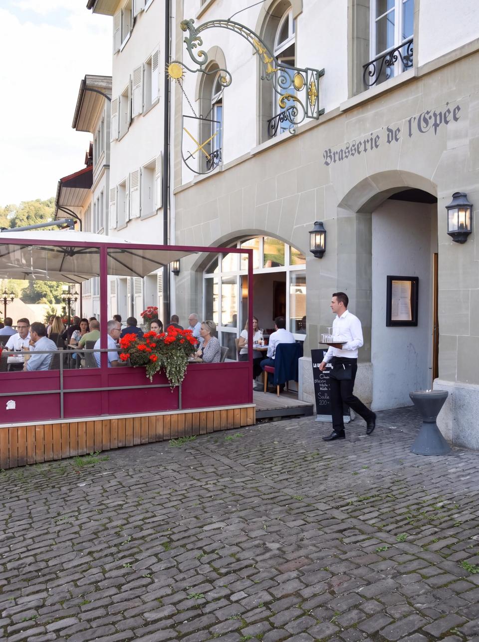 La terrasse animée un soir d'été