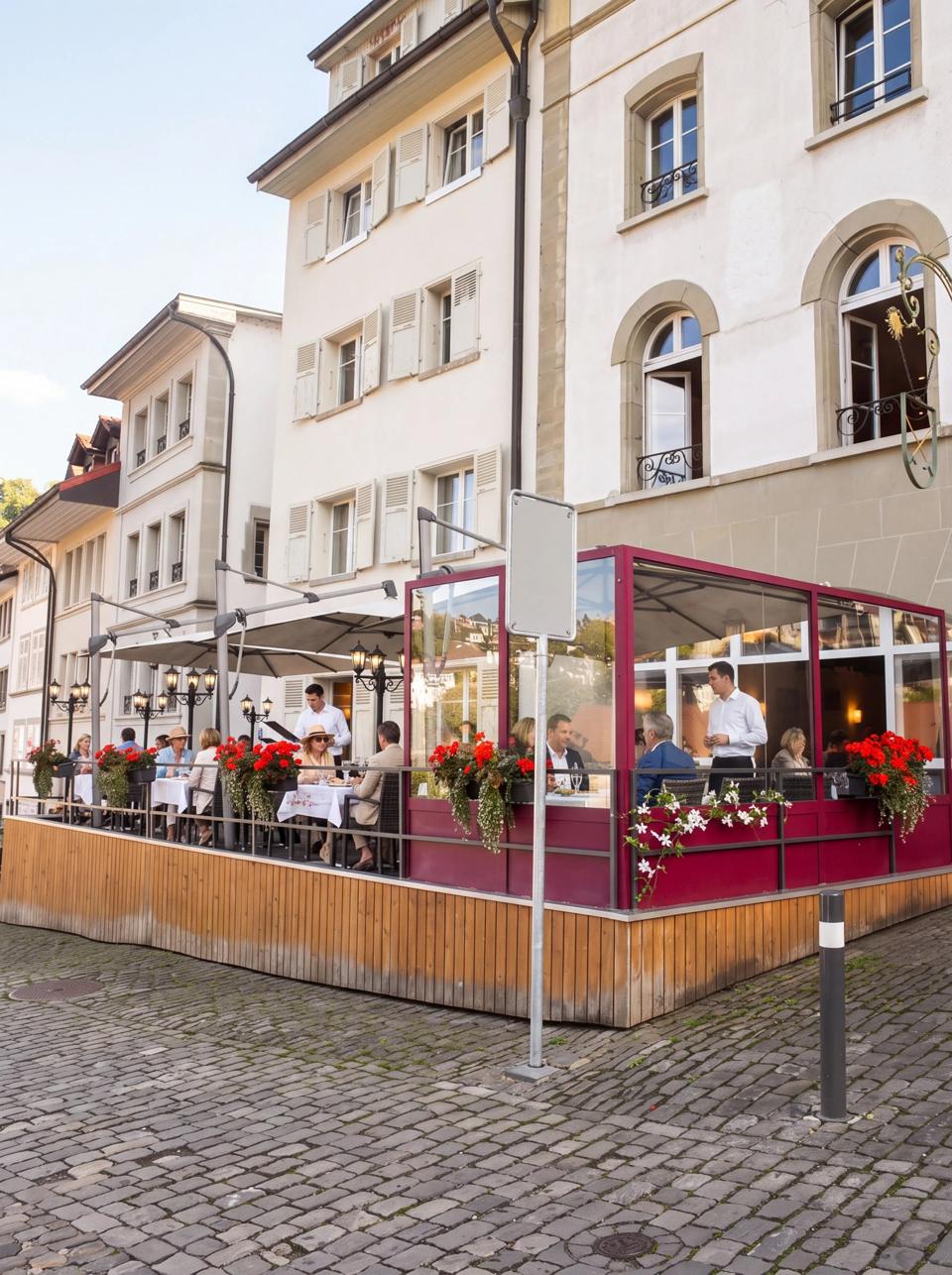 La terrasse vue depuis la rue pavée
