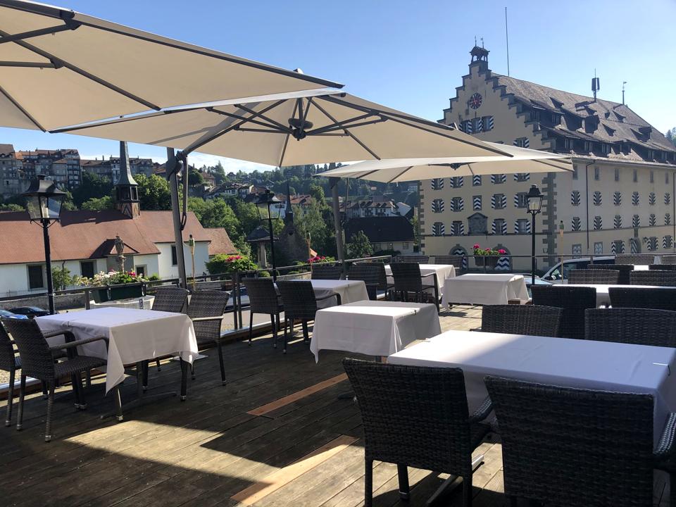 La terrasse ensoleillée face à la vieille ville