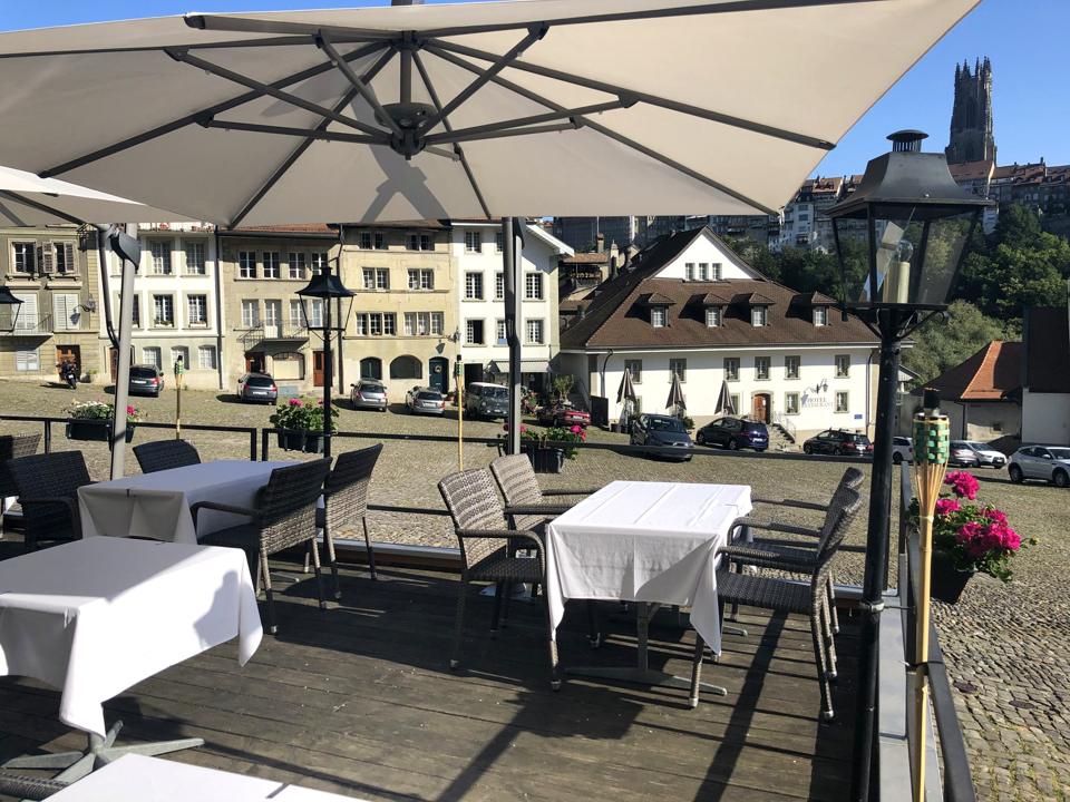 Tables en terrasse sur la Planche-Supérieure