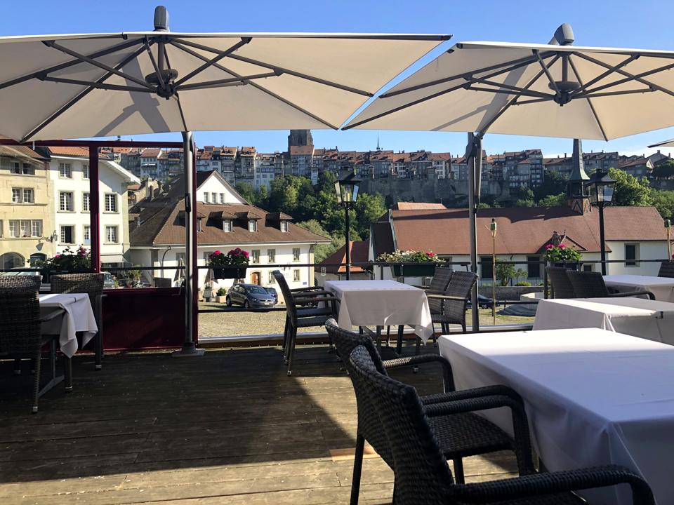 La terrasse sous les parasols, vue sur la Basse-Ville