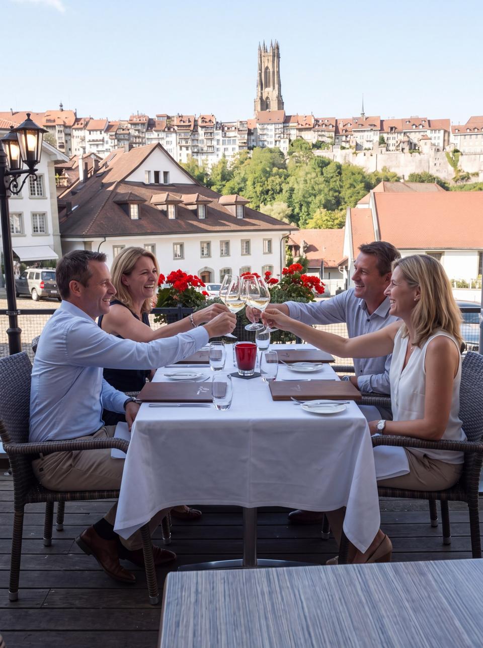 Amis réunis en terrasse, cathédrale en arrière-plan