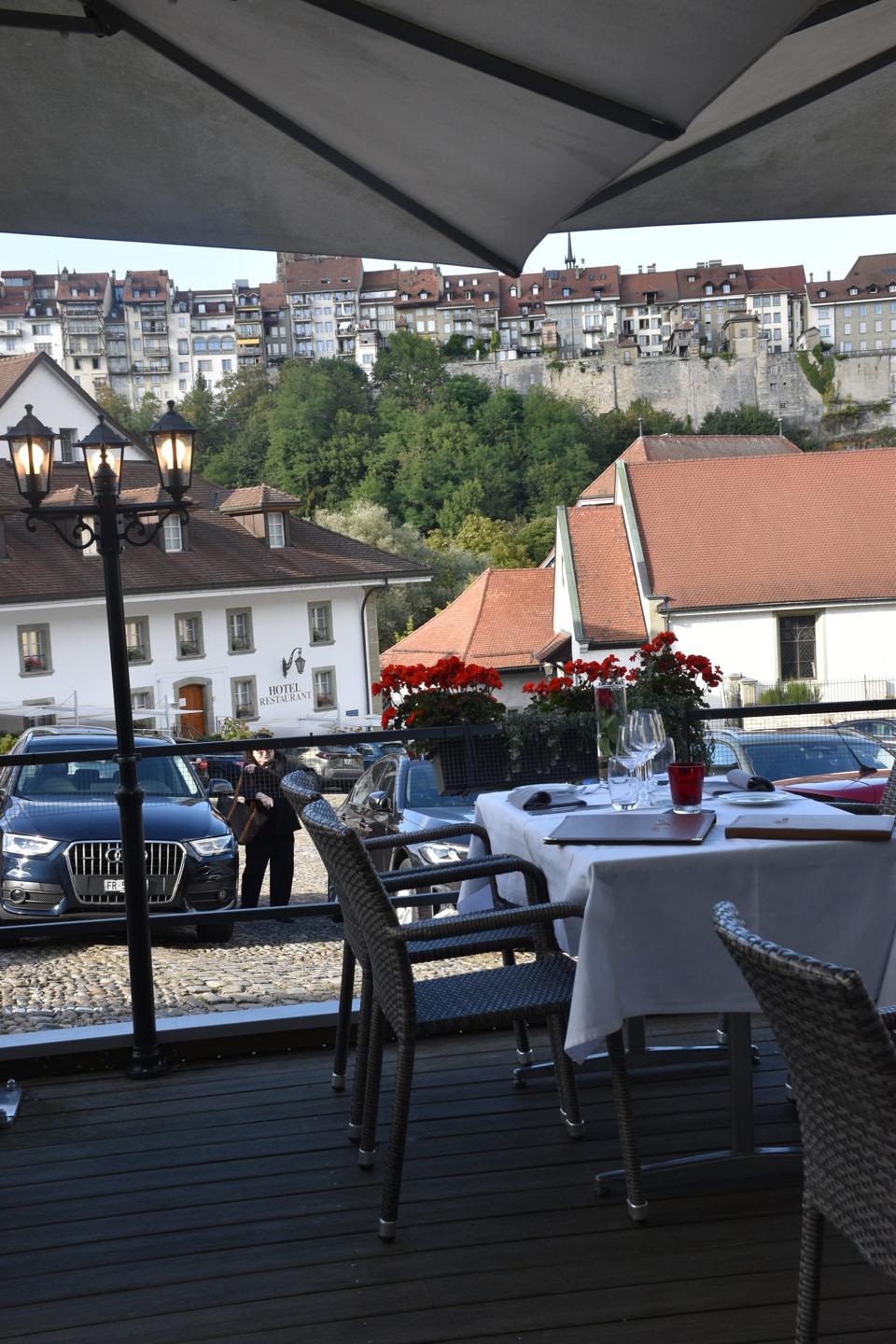 Table en terrasse avec vue sur la vieille ville
