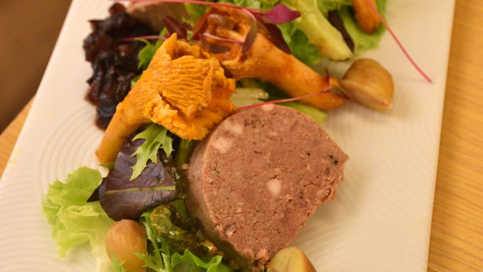 Terrine de gibier sur chemin d'automne